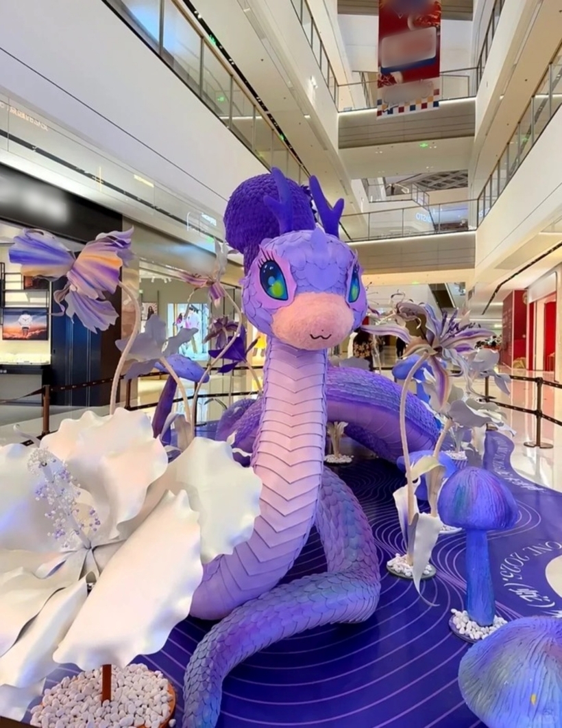 Những chú rắn lớn được làm từ nhiều chất liệu khác nhau nhưng đều gây ấn tượng mạnh và thu hút sự quan tâm của cộng đồng mạng. Một số linh vật còn được tích hợp công nghệ cao như đèn LED, âm thanh và hiệu ứng chuyển động, khiến chúng trở nên sống động và gần gũi hơn với người xem.