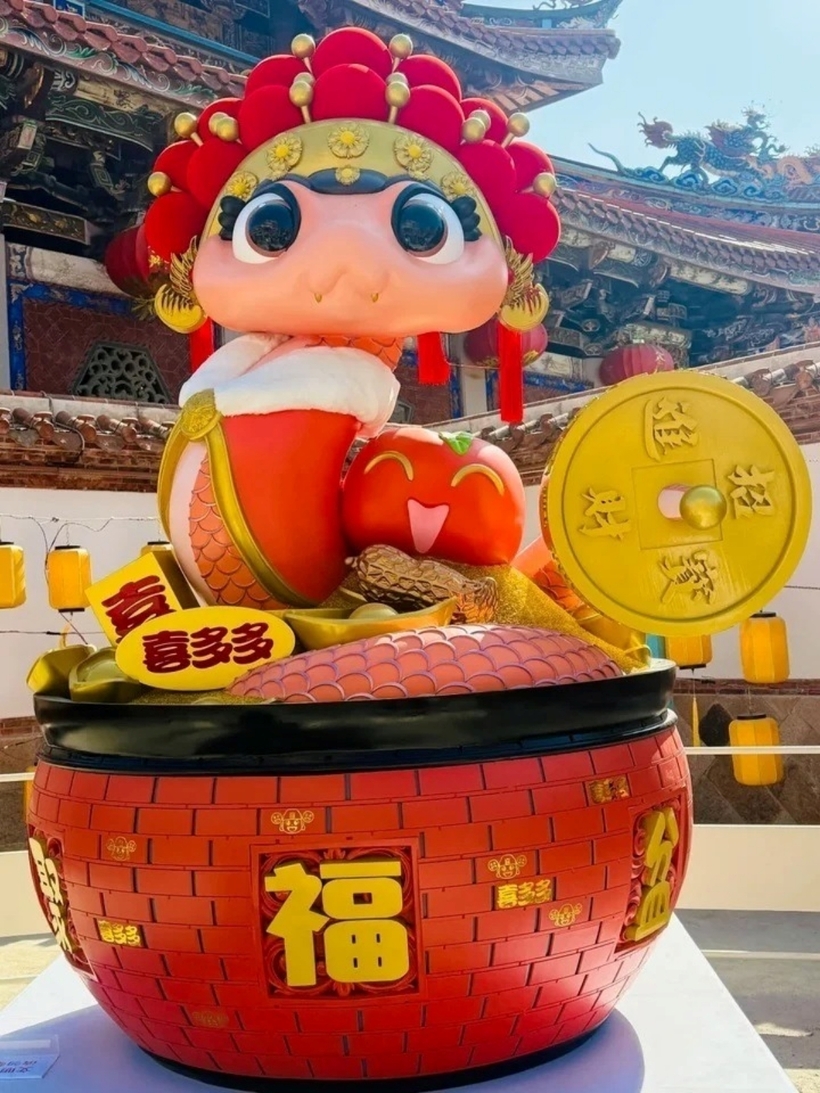 Linh vật rắn ở TP.Tuyền Châu (tỉnh Phúc Kiến, Trung Quốc) được biến tấu với phần đuôi gắn hình chữ "Phúc" có gắn vàng bạc châu báu xung quanh, mang ý nghĩa mong năm mới sung túc, giàu sang.