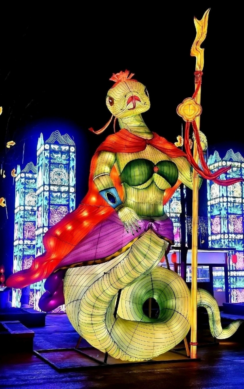 Một linh vật rắn khác ở TP.Côn Minh được thiết kế với các đường nét mượt mà và hình dạng mang tính trừu tượng. Nhiều du khách nhận xét đây là hình ảnh hiện đại mang tính nghệ thuật.