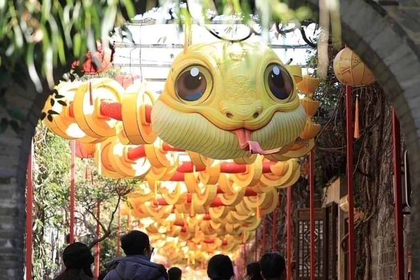 Tại khu cổ Môn Đông (TP.Nam Kinh, tỉnh Giang Tô, Trung Quốc), linh vật rắn dài khoảng 80m, có phần đầu được tạo hình dễ thương với phần lưỡi thè dài còn thân uốn lượn xuyên quan những đồng tiền mang ý nghĩa tài lộc dồi dào. Điểm nhấn nằm ở cặp mắt to tròn long lanh.