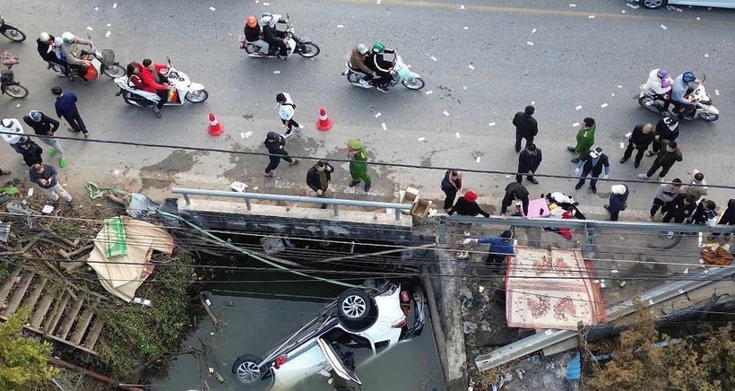 Hiện trường vụ ô tô lao xuống sông, 7 người tử vong ở Nam Định - 1