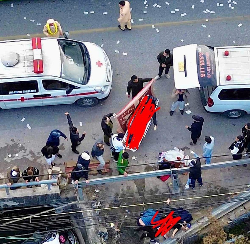 Xe cấp cứu có mặt tại hiện trường. Ảnh: Thanh Niên