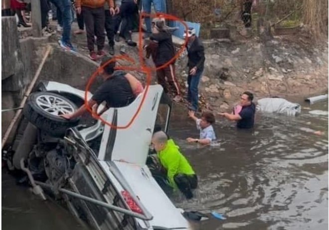 Người dân hỗ trợ cứu người gặp nạn. Ảnh: Tiền phong