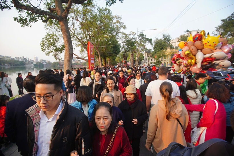Dòng người chật kín các nẻo đường.
