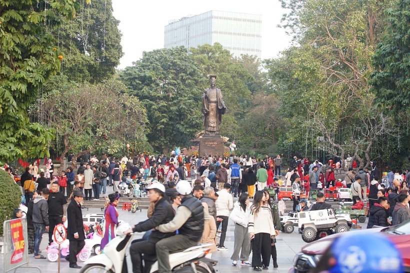 Khu vực vườn hoa trước tượng đài Lý Thái Tổ chật kín người.