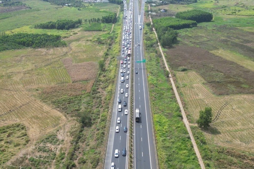 Ùn tắc kéo dài trên cao tốc Phan Thiết - Dầu Giây mùng 2 Tết. Ảnh: Dân trí
