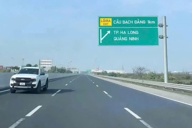 Chiếc xe do chị T lái đi ngược chiều trên cao tốc Hà Nội - Hải Phòng. Ảnh: Lao Động