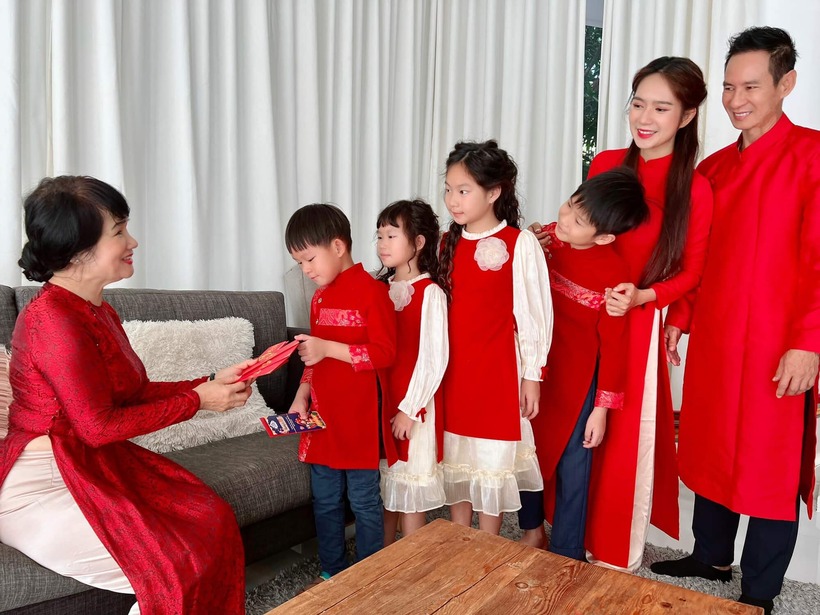 Các bậc phụ huynh nên hướng dẫn con em mình cách nhận lì xì một cách đúng đắn.