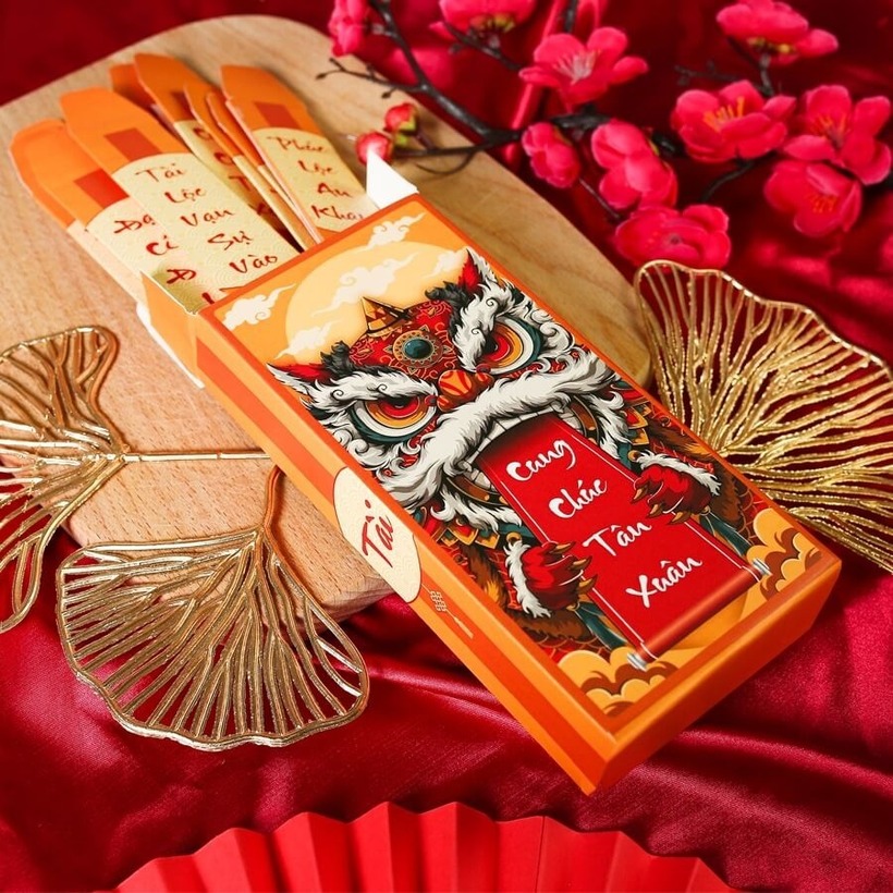 Tiền lì xì vào dịp năm mới là cơ hội tốt để dạy con về tiền bạc. Thay vì kiểm soát hết tiền Tết của con, tốt hết cha mẹ nên để con tự giữ và dạy con cách phân bổ tiền sao cho hợp lý.