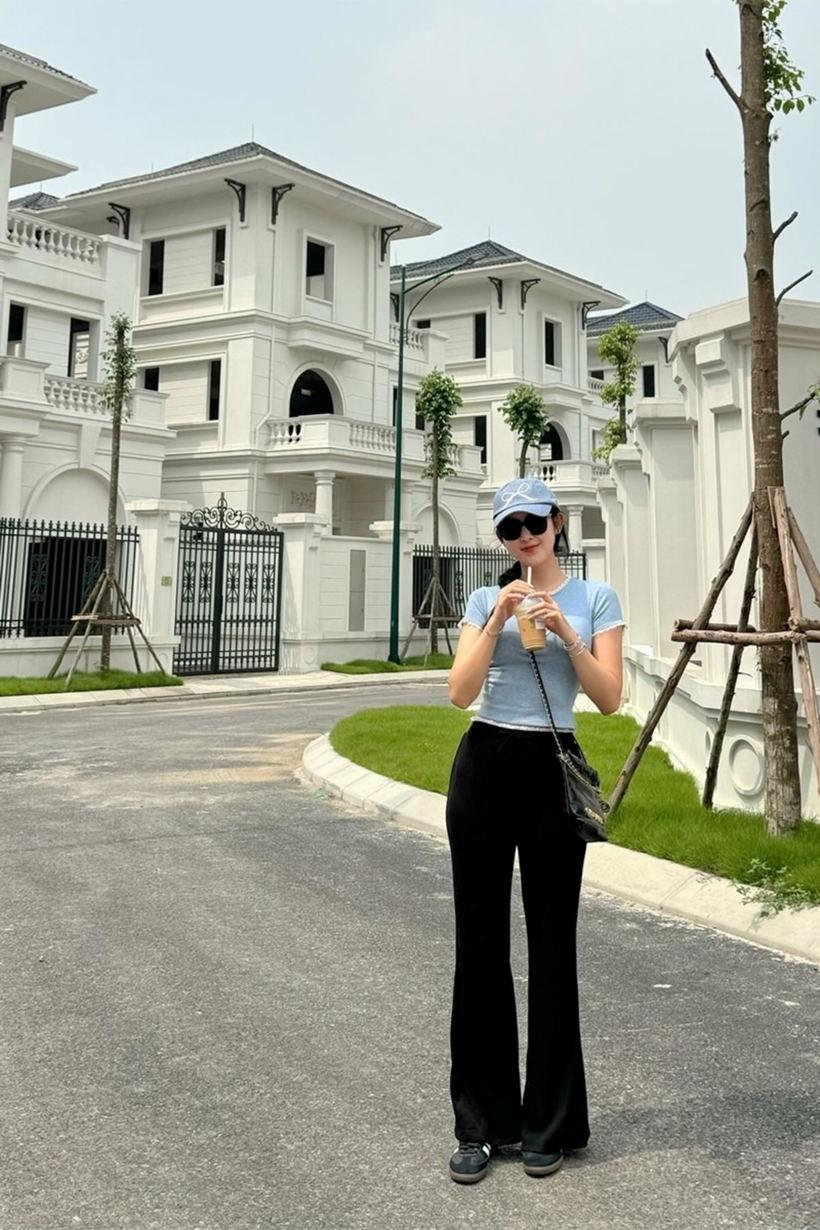 Sau nhiều năm sống ở những khu chung cư cao cấp, gần đây, Á hậu Huyền My và gia đình đã chuyển về biệt thự mới xây, nằm trong một khu “nhà giàu” ở ngoại thành Hà Nội.
