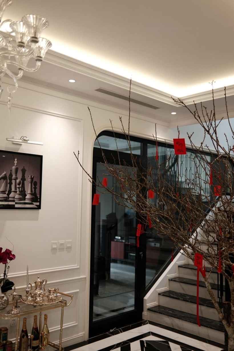 Điểm nhấn đặc biệt của khu vực tiểu cảnh chính là những cành đào được người đẹp chọn lựa kỹ càng, tạo nên không gian đón Tết vừa hiện đại vừa truyền thống. Nàng Á hậu được nhiều bạn bè khen khéo tay trang hoàng cho nhà cửa.