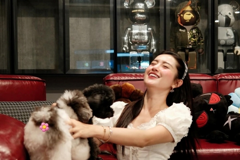 Người đẹp cho hay, từ khi về nhà mới, cô thấy mình nữ tính và nội tâm hơn. Những món đồ nhỏ xinh trong nhà đều được cô tự tay chọn lựa. “Trước đây tôi luôn nghĩ những thứ này là phù phiếm, bây giờ lại mê”, cô chia sẻ.