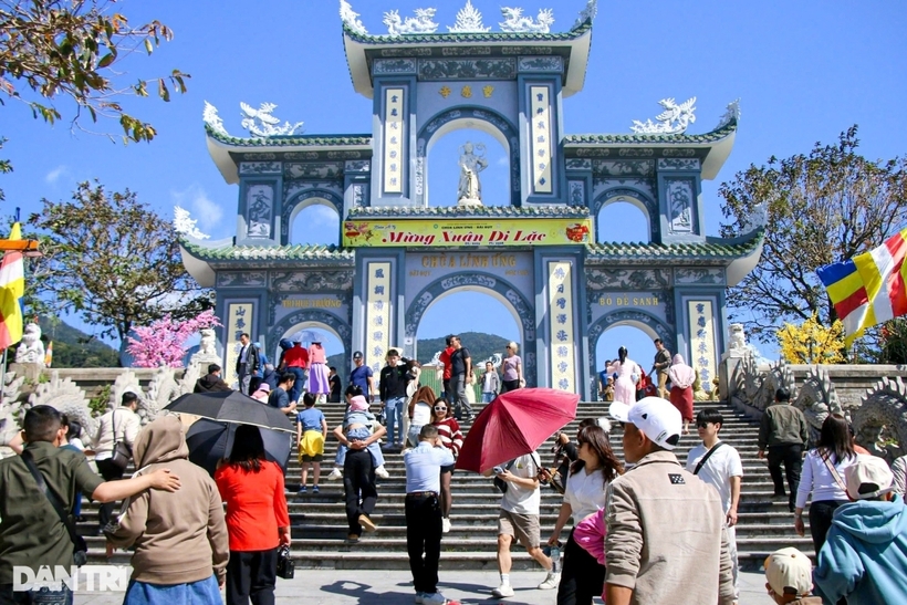 Trong đó, chùa Linh Ứng nằm trên bán đảo Sơn Trà là một địa điểm tâm linh nổi tiếng của TP.Đà Nẵng. Trong dịp Tết Nguyên đán Ất Tỵ 2025, từ mùng 1 Tết đến mùng 3 Tết, nơi này đón hàng nghìn lượt người dân, du khách dâng hương, lễ phật.