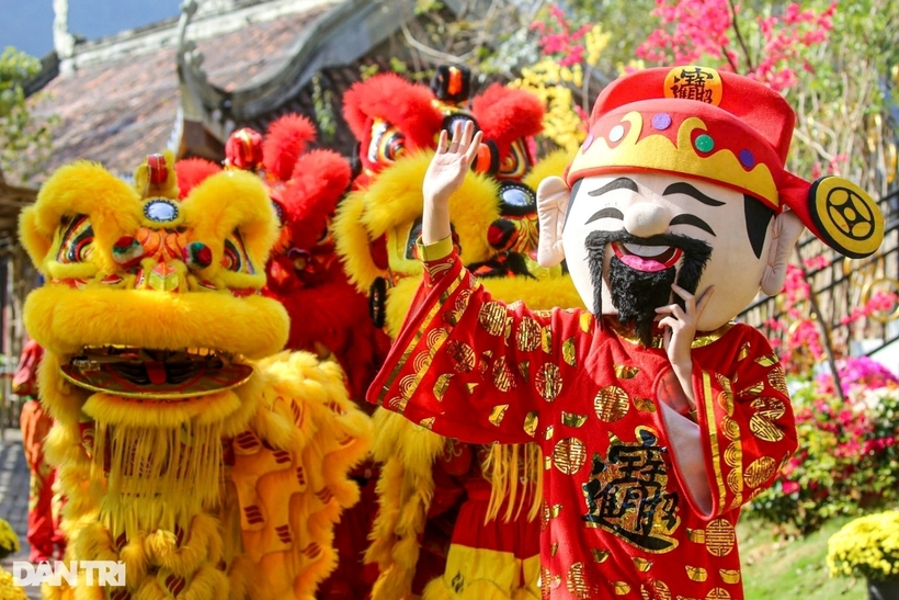 Công viên Suối khoáng nóng Núi Thần Tài cũng thu hút đông du khách đến tham gia Lễ hội Thần Tài. Được biết, lễ hội có hoạt động diễu hành Thần Tài cùng 12 con giáp. Lễ diễu hành của các con giáp sẽ phục vụ du khách giao lưu, chụp ảnh tại các điểm dừng chân.