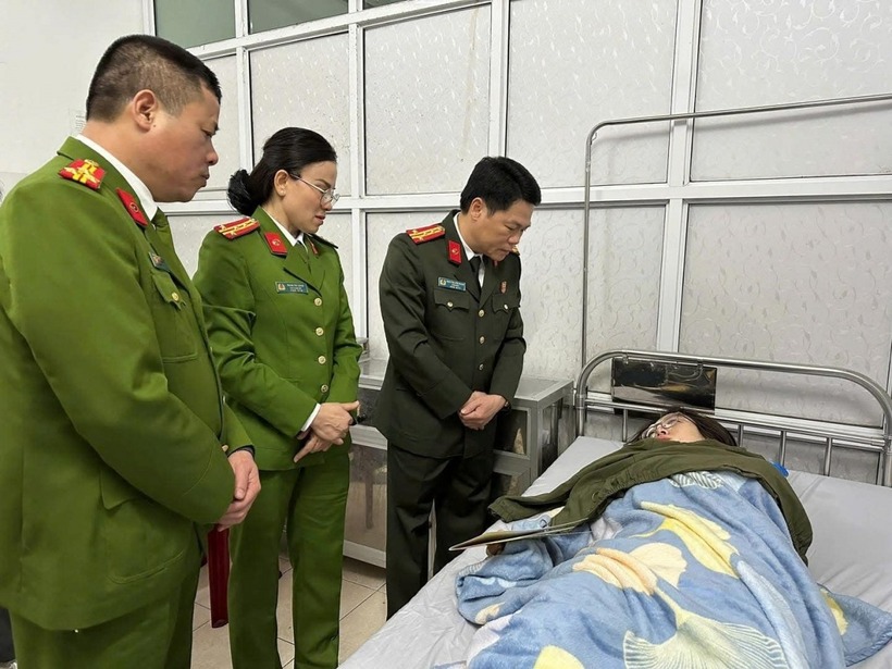 Lãnh đạo Công an tỉnh Nam Định trực tiếp tới thăm hỏi, động viên 2 nạn nhân. Ảnh: VOV.