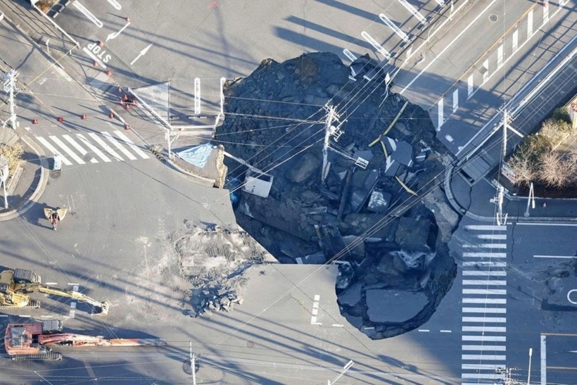 "Hố tử thần" xuất hiện ở giao lộ tại tỉnh Saitama, cách thủ đô Nhật Bản khoảng 30 km về phía Bắc. Ảnh: Reuters