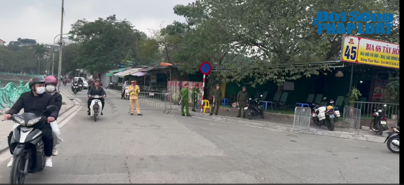 Giao thông thông thoáng tại các tuyến đường dẫn vào Phủ Tây Hồ. Ông Nguyễn Tuấn Anh – Phó Chủ tịch UBND phường Quảng An cho biết các đội nghiệp vụ của công an quận Tây Hồ đã phối hợp với Công an phường Quảng An duy trì, tăng cường số lượng CBCS tại các điểm trực chốt và có kế hoạch phân luồng giao thông để đảm bảo an ninh trật tự, giảm ùn tắc giao thông.