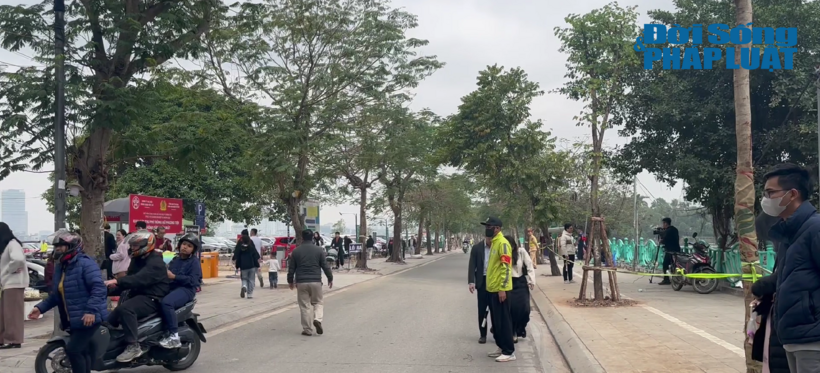 Trong dịp Tết Nguyên đán, khu vực xung quanh Phủ Tây Hồ thường rơi vào tình trạng ùn tắc giao thông. Tuy nhiên, ghi nhận của PV trong buổi sáng ngày 31/1 (tức mùng 3 Tết Âm lịch), năm nay lối vào Phủ Tây Hồ rất thông thoáng, không có tình trạng các phương tiện giao thông chen chúc nhau như mọi năm.