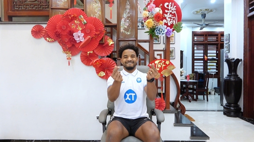 Nguyễn Xuân Son chúc Tết người hâm mộ bóng đá Việt Nam bằng tiếng Việt. Ảnh: Thanh Niên
