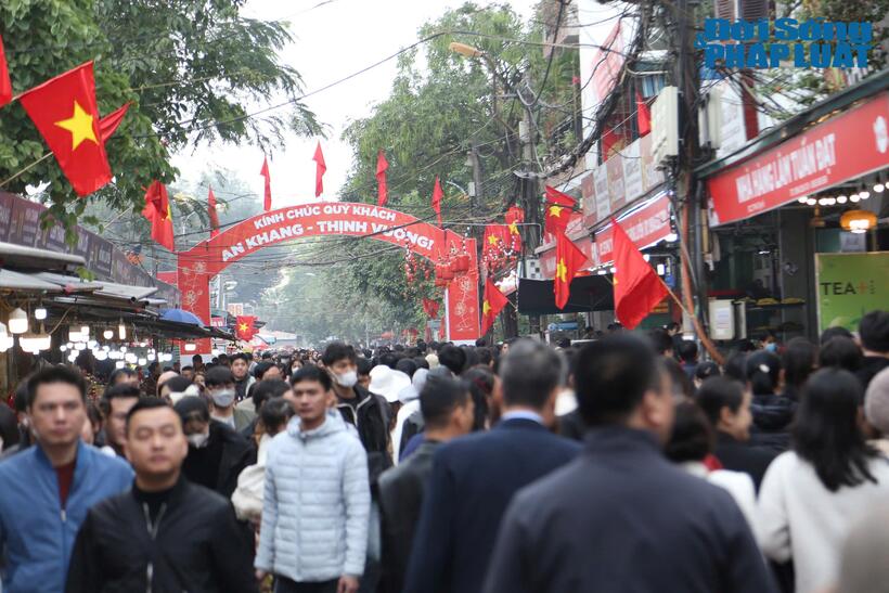 Vào bên trong, lượng người đổ về Phủ Tây Hồ rất đông và đây cũng là một nét đẹp văn hóa đầu năm của Thủ đô.