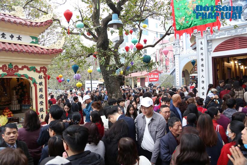 Việc đi lễ đầu năm đã trở thành thói quen của nhiều người dân Việt Nam nói chung và Thủ đô nói riêng.