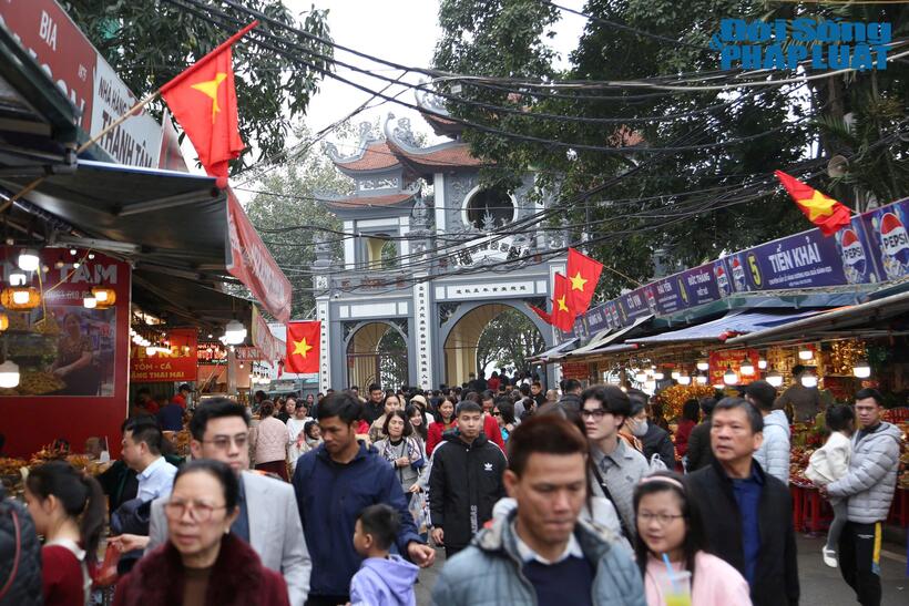 Người dân thập phương tấp nập tới Phủ Tây Hồ trong ngày mùng 3 Tết.