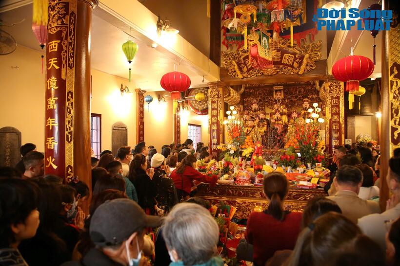 Phủ Tây Hồ từ lâu nay được biết đến là một trong những chốn linh thiêng trong hệ thống đình, đền, chùa, phủ ở Hà Nội nên thường xuyên thu hút đông khách mỗi dịp lễ hoặc ngày đầu năm mới.