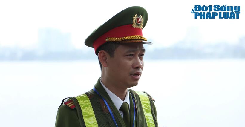 Trao đổi với PV, Thiếu tá Trần Mạnh Hùng – Phó trưởng Công an phường Quảng An (Quận Tây Hồ) cho biết năm nay, lực lượng chức năng đã xây dựng phương án phân luồng từ xa để giảm ùn tắc. “Các tuyến đường dẫn vào phủ như Âu Cơ, Xuân Diệu, Quảng An,..được phân luồng từ xa, tổ chức giao thông một chiều nhằm giảm xung đột giao thông. Việc này giúp người dân di chuyển thông thoáng. Tính đến thời điểm hiện tại, chúng tôi đã đảm bảo tuyệt đối an ninh tại phủ Tây Hồ, giảm tối đa tình trạng ùn tắc để người dân đi lễ thông thoáng, an toàn, thuận lợi”, Thiếu tá Trần Mạnh Hùng thông tin.
Vào bên trong, lượng người đổ về Phủ Tây Hồ rất đông và đây cũng là một nét đẹp văn hóa đầu năm của Thủ đô.