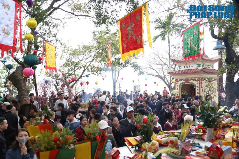 Khu vực ngoài sân chính chật kín do lượng người tới lễ Phủ rất đông.