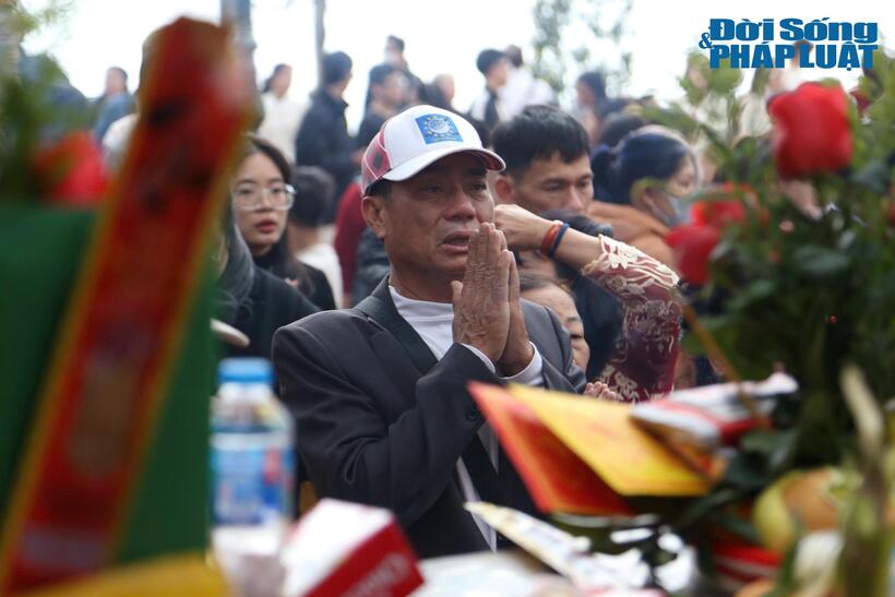 Người dân đi lễ thành tâm khấn bái, cầu mong những điều tốt đẹp trong năm mới.