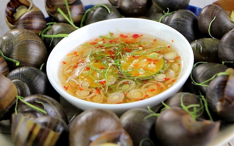 Ốc luộc kèm nước chấm đậm đà, tạo nên hương vị thơm ngon khó cưỡng.