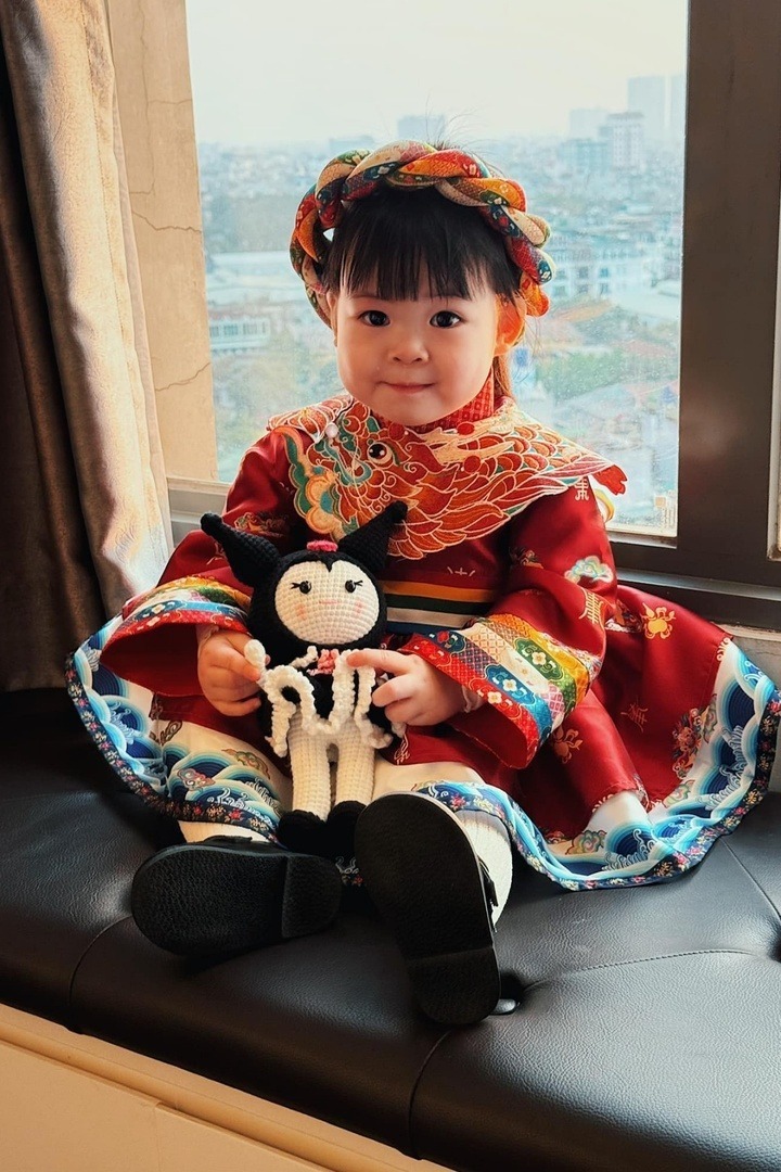 Hoa hậu Đỗ Mỹ Linh khoe loạt ảnh con gái cưng diện váy truyền thống rực rỡ.