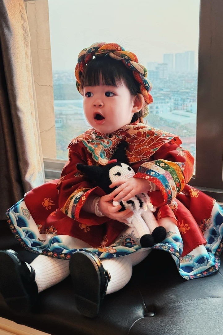 Hoa hậu Đỗ Mỹ Linh khoe con gái xinh như búp bê, "hội mẹ bỉm" xuýt xoa bởi chi tiết này! - 3