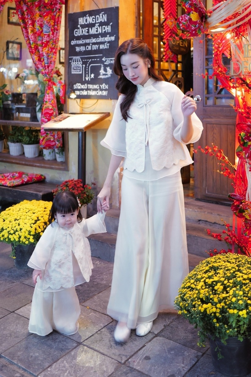 Hoa hậu Đỗ Mỹ Linh và con gái.