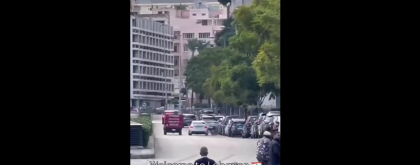 CSGT bị húc văng lên nóc xe đã được đưa đến bệnh viện cấp cứu kịp thời. Ảnh cắt từ clip