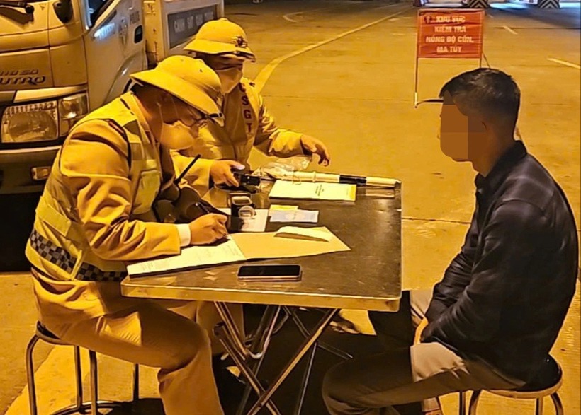 Qua kiểm tra, nam tài xế có nồng độ cồn ở mức 1,918 mg/L khí thở. . Ảnh: Tuổi Trẻ Online