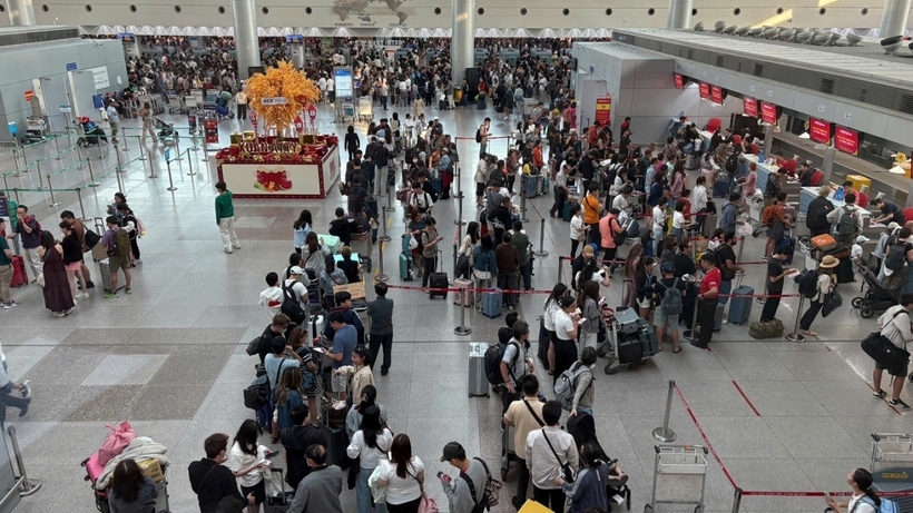 Ngày 2/2 (tức mùng 5 Tết), sân bay Tân Sơn Nhất dự kiến phục vụ 150.512 lượt hành khách và khai thác 979 chuyến bay. Ảnh minh họa: Dân Trí