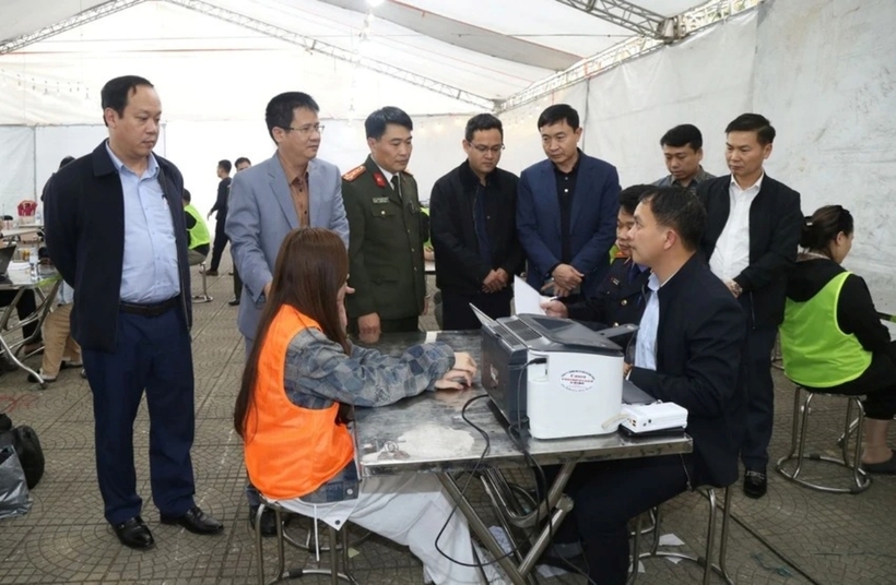 Các lực lượng chức năng lấy lời khai của những người liên quan đến vụ án. Ảnh: Pháp Luật TP.HCM