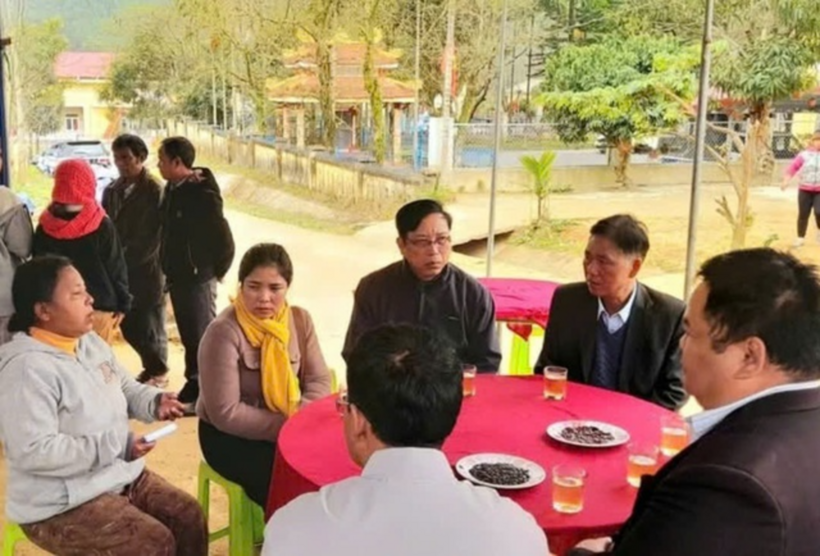 Lãnh đạo UBND huyện A Lưới thăm hỏi, động viên gia đình cháu bé. Ảnh: Người Lao Động