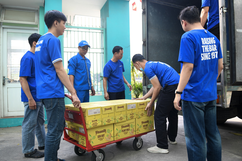 Hàng nghìn phần quà là những hộp sữa thơm ngon đã được trao đến với các em nhỏ tại TP.HCM, Ðiện Biên, Hà Nội, Phú Thọ, Hải Phòng, Thái Bình, Thanh Hóa, Nghệ An, Quảng Bình, Huế, Ðà Nẵng, Bình Ðịnh, Gia Lai, Khánh Hòa, Lâm Ðồng, Bến Tre, Cà Mau trong những ngày cận Tết.