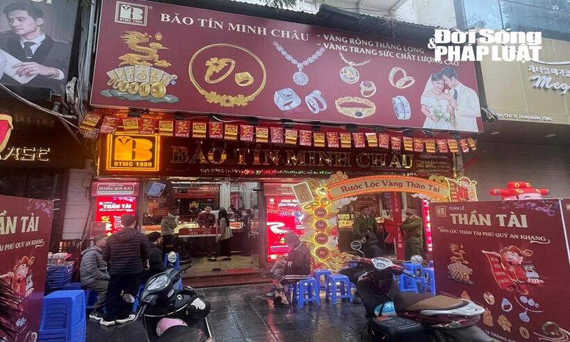 Theo ghi nhận lúc 11h30 tại cơ sở số 29 Trần Thái Tông, nhiều khách hàng bất chấp trời mưa vẫn xếp hàng chờ giao dịch.