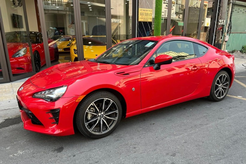Chiếc Toyota 86 mà Cường "Đô La" chốt hạ là mẫu xe thể thao cỡ nhỏ, ra mắt lần đầu tại triển lãm Tokyo Motor Show 2011, dựa trên bản concept FT-HS từ năm 2007. Mẫu xe thể thao này chia sẻ nhiều công nghệ với chiếc Subaru BRZ, và thậm chí được phân phối tại khu vực Bắc Mỹ với tên gọi Scion FR-S. Thiết kế của Toyota 86 được lấy cảm hứng từ huyền thoại 2000GT.