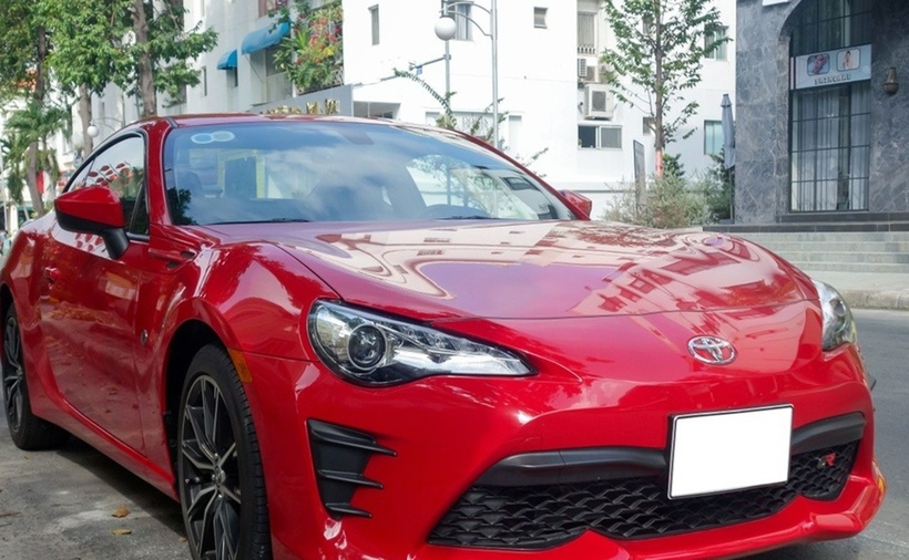 Mức giá của chiếc xe này không được công bố, tuy nhiên với tình trạng gần như mới hoàn toàn, con số này không hề thấp. Tại Việt Nam, Toyota 86 từng được phân phối chính hãng với mức giá khoảng 1,7 tỷ đồng. Bên cạnh các mẫu siêu xe đến từ châu Âu, vị doanh nhân này còn có sở thích với các mẫu xe Nhật Bản. Hiện tại, bộ sưu tập của anh còn có mặt của mẫu xe độ Mitsubishi Lancer Evolution X và chiếc Honda Civic Type R thế hệ mới.