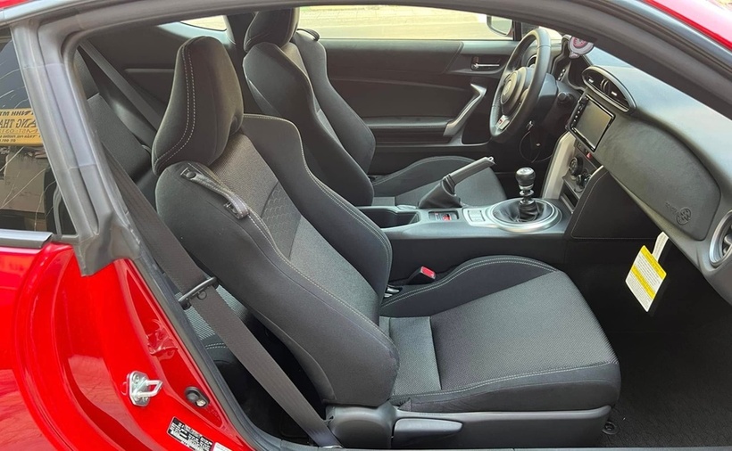 Đúng với phong cách thể thao, Toyota 86 sở hữu thiết kế fastback 2 chỗ ngồi. Xe được trang bị ghế thể thao với trọng tâm thấp, được bọc chất liệu nỉ và da tổng hợp. Các bề mặt nội thất được bọc chất liệu da lộn.