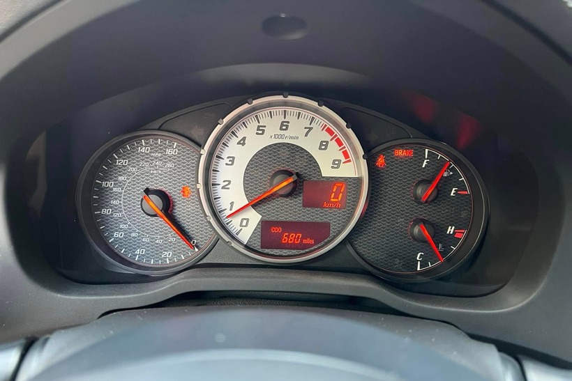 Hiện trang của chiếc xe gần như hoàn hảo khi mẫu xe thể thao này chỉ có odo 680 dặm (1.094 km). Thậm chí, một số tem xuất xưởng của xe vẫn còn chưa được bóc.