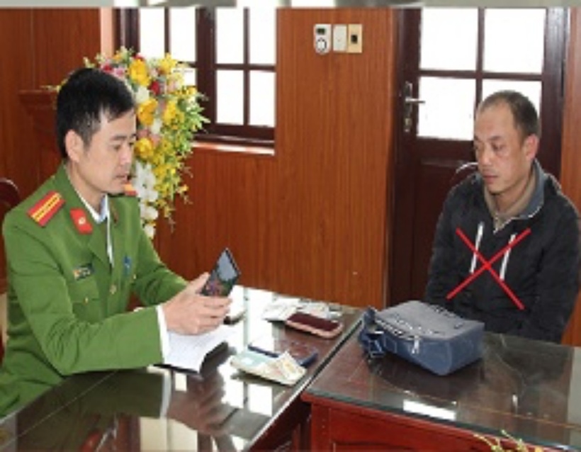 Đối tượng Phạm Lương Tùng tại cơ quan điều tra. Ảnh: CACC