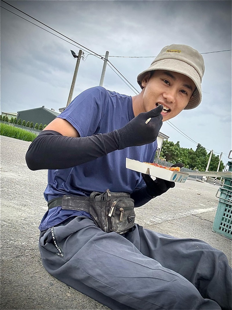 Cao Văn Tú (SN 2003, quê Nghệ An) hiện đang sở hữu kênh TikTok có lượt yêu thích khủng. Ảnh: VietNamnet