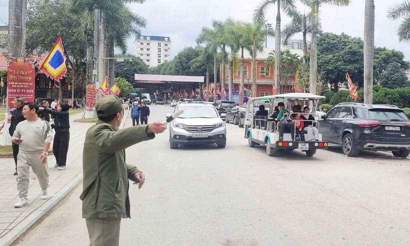 Lực lượng chức năng hướng dẫn du khách tham quan, chiêm bái đền Thượng.