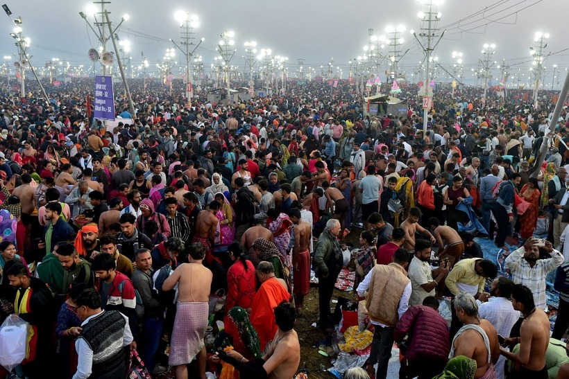 Hơn 10 triệu tín đồ Hindu đã ngâm mình trong dòng sông linh thiêng tại lễ hội Maha Kumbh Mela ở miền bắc Ấn Độ vào ngày Maghi Purnima (12/2). Ảnh: Ritesh Shukla/Reuters.