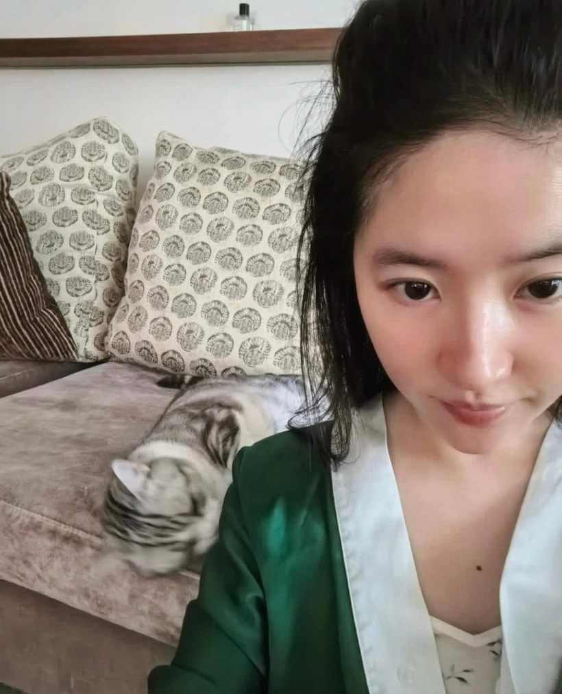 Làn da trắng hồng, căng mịn của Lưu Diệc Phi. Ảnh: Instagram NV
